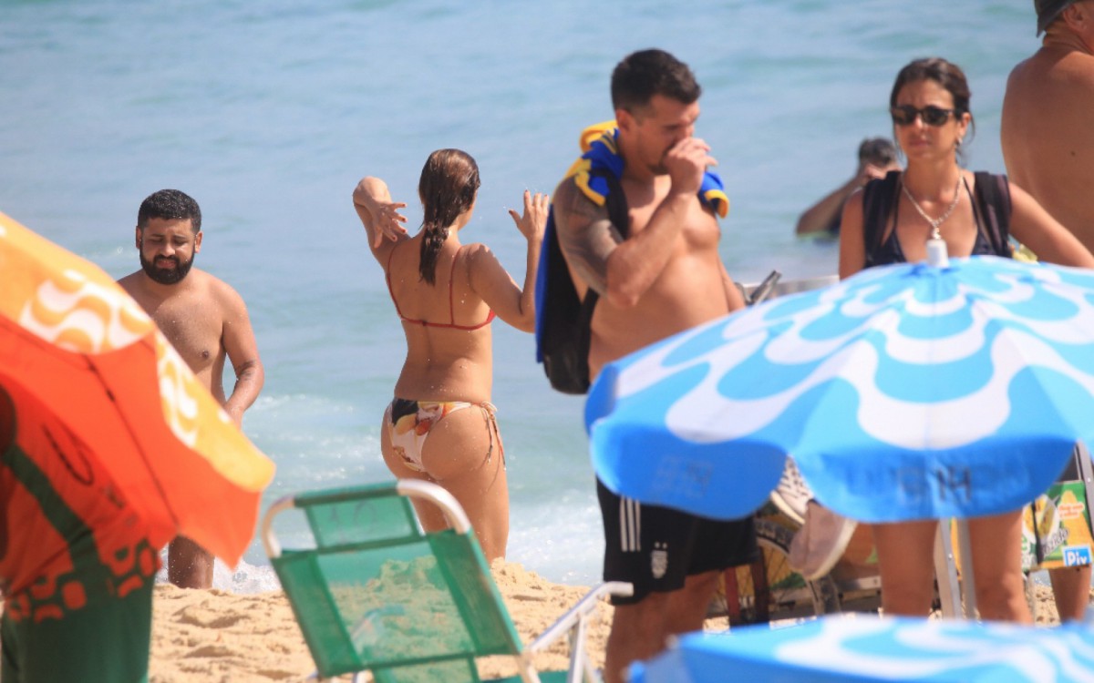 Camila Pitanga foi vista na praia de Ipanema com amigos, neste s&aacute;bado