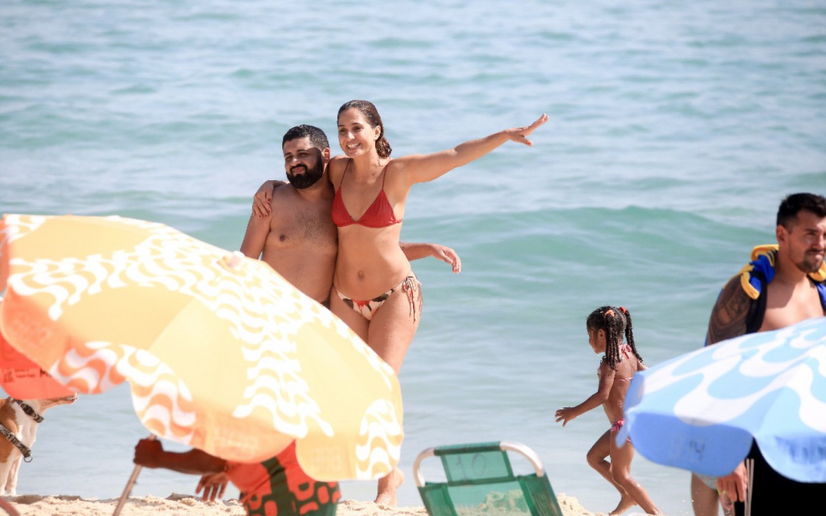 Camila Pitanga foi vista na praia de Ipanema com amigos, neste s&aacute;bado