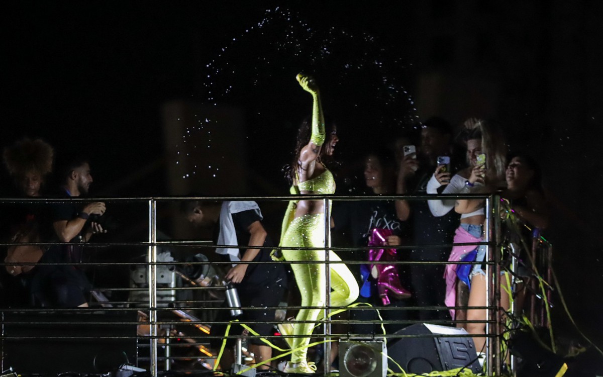 Anitta se esbalda em trio no Carnatal