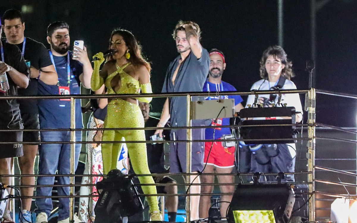 Suposto affair de Anitta, o ator Lucca Picon acompanhou a cantora em trio no Carnatal