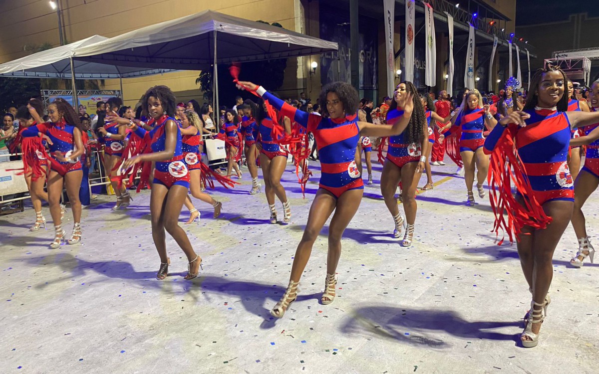 Logo no in&iacute;cio do desfile tendo a frente o presidente Reginaldo Gomes, a agremia&ccedil;&atilde;o foi aplaudida pelo p&uacute;blico que elogiou a comiss&atilde;o de frente, da core&oacute;grafa Juliana Frathane