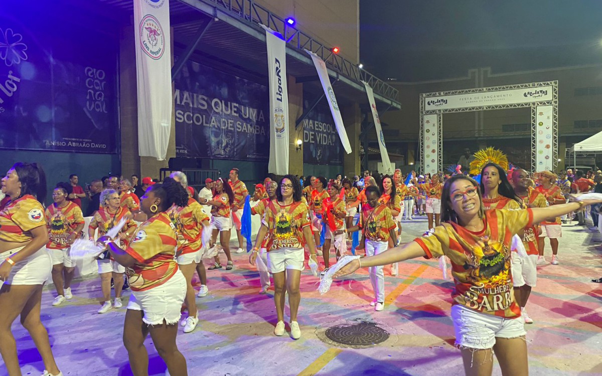 As diversas alas evolu&iacute;ram com garra, mostrando a for&ccedil;a do seu canto, resultado do trabalho da diretoria e harmonia, n&oacute;s ensaios realizados semanalmente