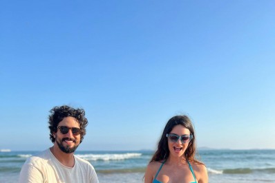 Fofura! Thaila Ayala e Renato Góes curtem dia de praia com o filho