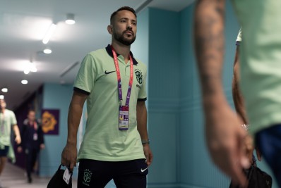 Seleção chega ao Rio e Everton Ribeiro lamenta: 'Ferida aberta por bom tempo'
