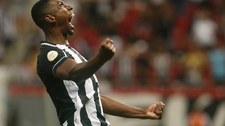 Clube da Série A encaminha contratação por empréstimo de zagueiro do Botafogo