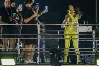Anitta leva suposto affair para trio no Carnatal; confira as fotos