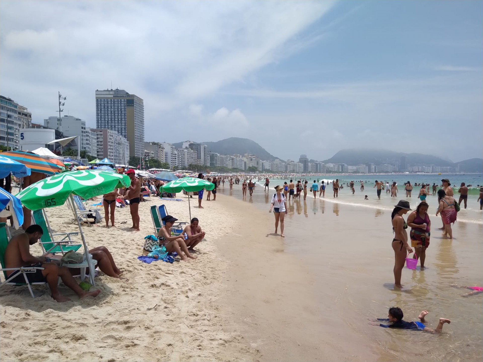 Cariocas aproveitam primavera com gostinho de verão na Praia de Copacabana, Zona Sul - Leito Gustavo Cordeiro