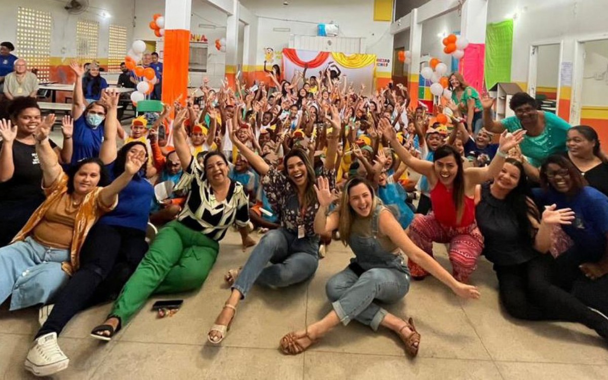 Alunos professores e funcion&aacute;rios da escola comemoram o sucesso da "Festa da Alfabetiza&ccedil;&atilde;o"