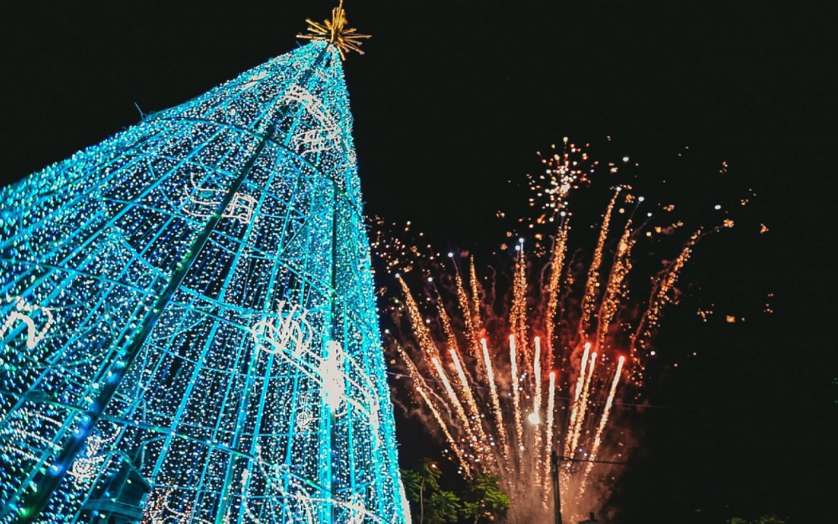 &Aacute;rvore de Natal e fogos na inaugura&ccedil;&atilde;o da decora&ccedil;&atilde;o do Natal Luz em Itabora&iacute; 