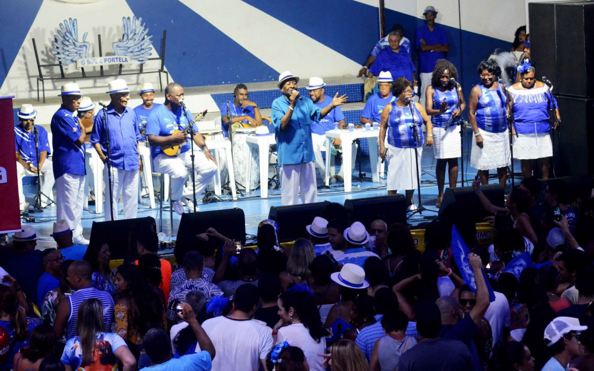 Noca durante uma apresenta&ccedil;&atilde;o na feijoada da Portela, ao lado da Velha Guarda Show