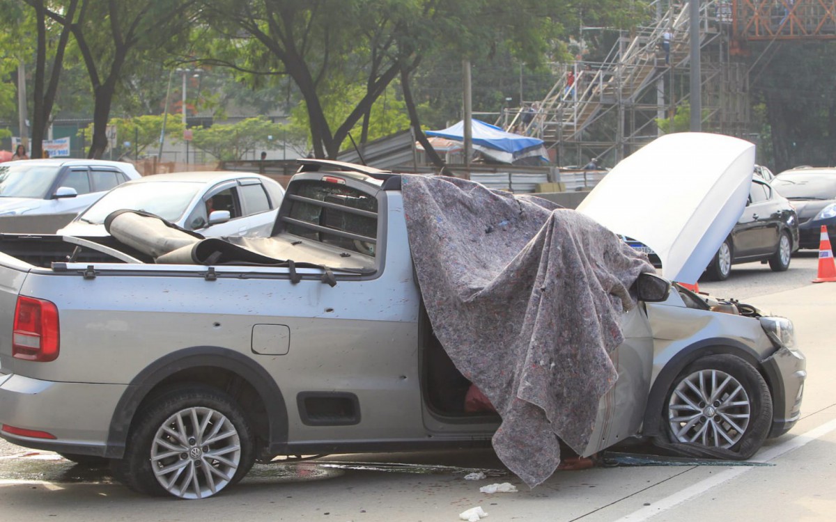 Carro do PM recebeu diversos tiros próximo à Fiocruz, no sentido Zona Oeste da Avenida Brasil - Reginaldo Pimenta / Agência O Dia