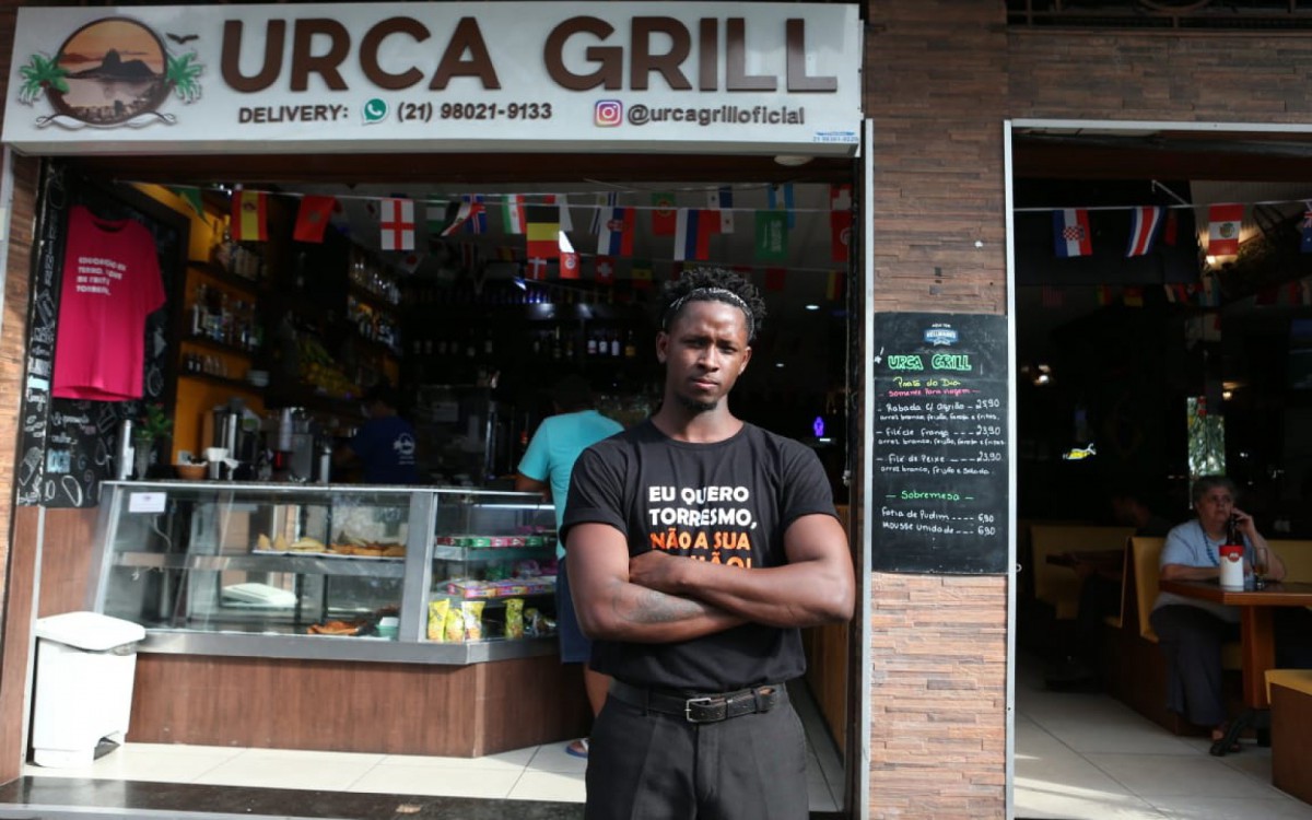 O garçom Rafael Dias de Souza no bar em que trabalha na Urca, na Zona Sul do Rio, onde foi agredido por um cliente por divergências na conta - Cleber Mendes / Agência O Dia