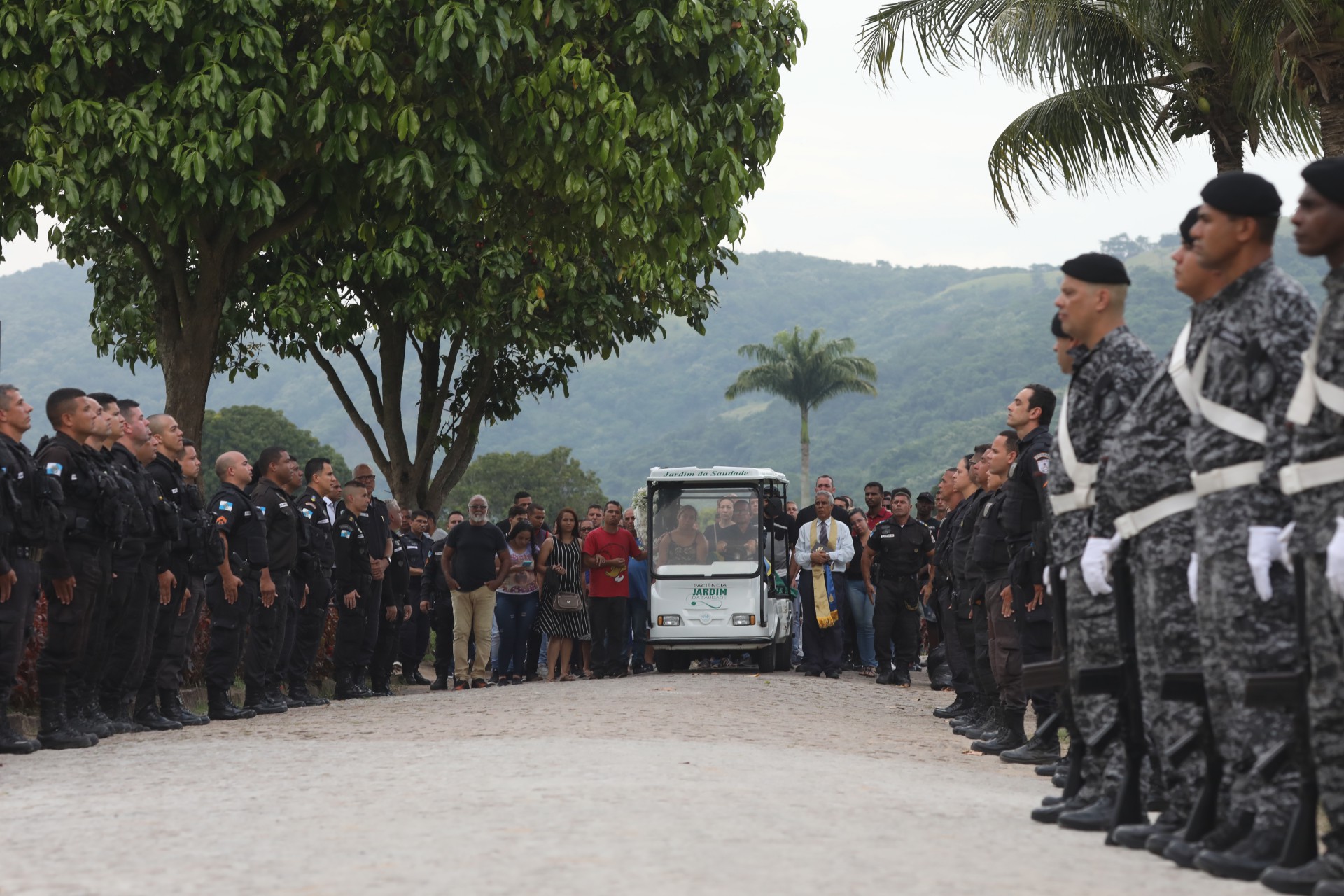 Enterro do policial Caio Cezar Lamas Cordeiro, que morreu baleado em confronto na Zona Oeste. No cemitério Jardim da Saudade, em Paciência.  - Pedro Ivo/ Agência O Dia