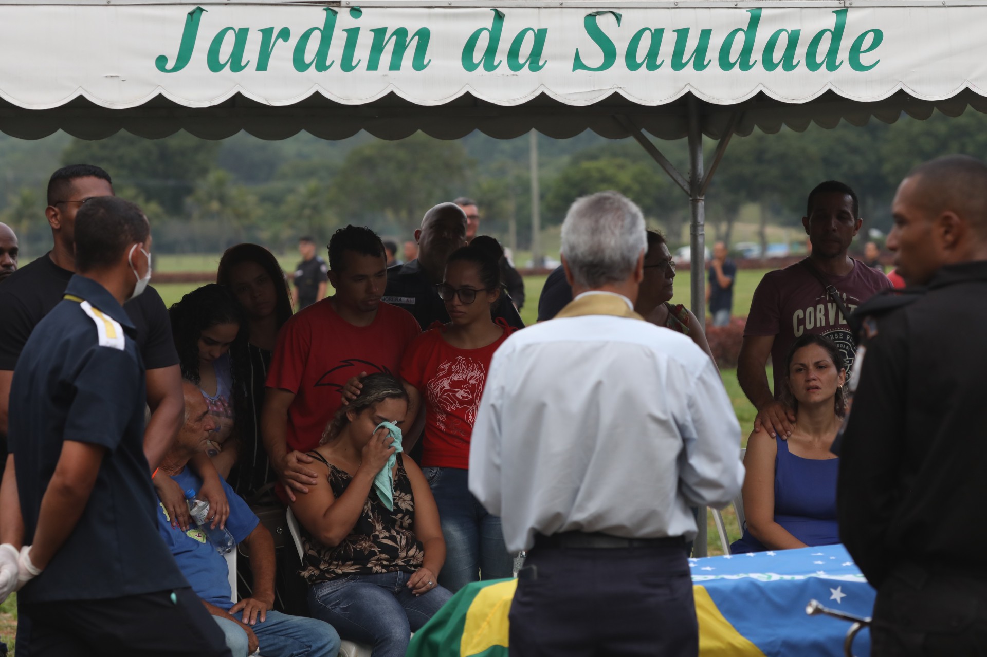 Enterro do policial Caio Cezar Lamas Cordeiro, que morreu baleado em confronto na Zona Oeste. No cemitério Jardim da Saudade, em Paciência.  - Pedro Ivo/ Agência O Dia