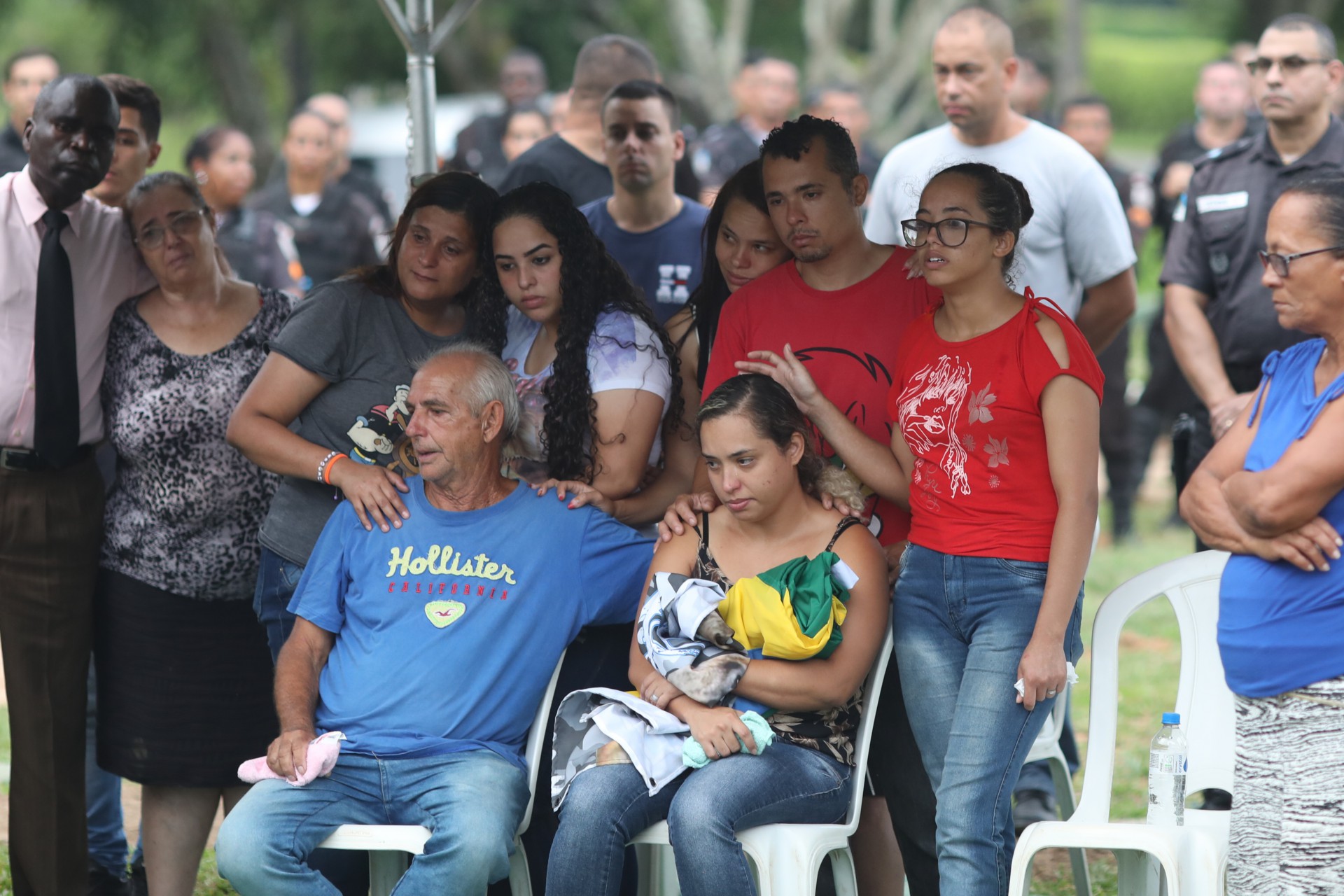 Enterro do policial Caio Cezar Lamas Cordeiro, que morreu baleado em confronto na Zona Oeste. No cemitério Jardim da Saudade, em Paciência.  - Pedro Ivo/ Agência O Dia