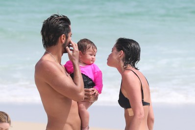 Em família! Agatha Moreira e Rodrigo Simas curtem praia com as sobrinhas