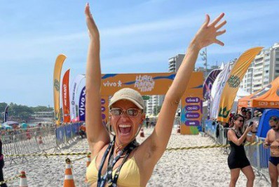 Bruna Linzmeyer posa de biquíni e pelos nas axilas e virilha dividem a opinião dos internautas