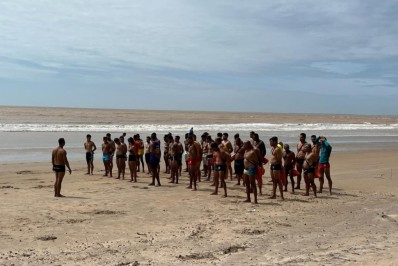 Salva-vidas cumprem etapas para contratação durante o verão e ambulantes são recadastrados