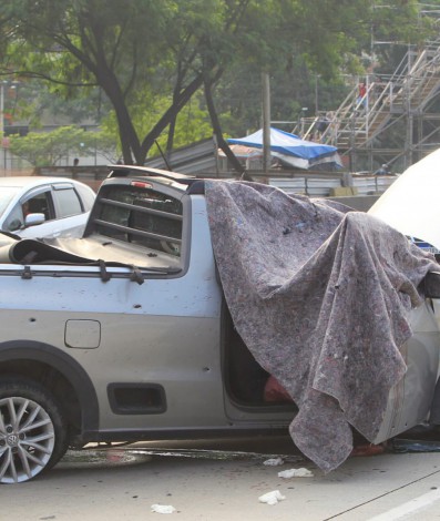 Carro do PM recebeu diversos tiros próximo à Fiocruz, no sentido Zona Oeste da Avenida Brasil
