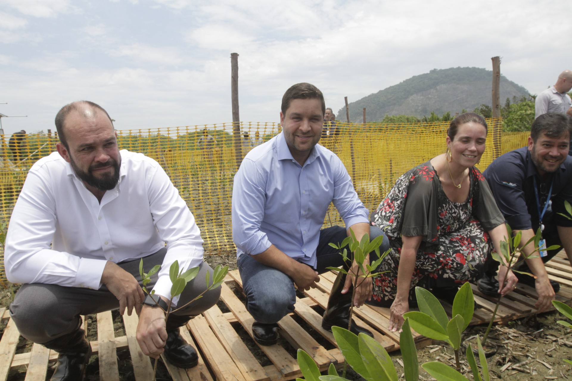 Vice-governador eleito Thiago Pampolha realiza plantio de muda na Lagoa do Camorim - Marcos Porto/Agencia O Dia