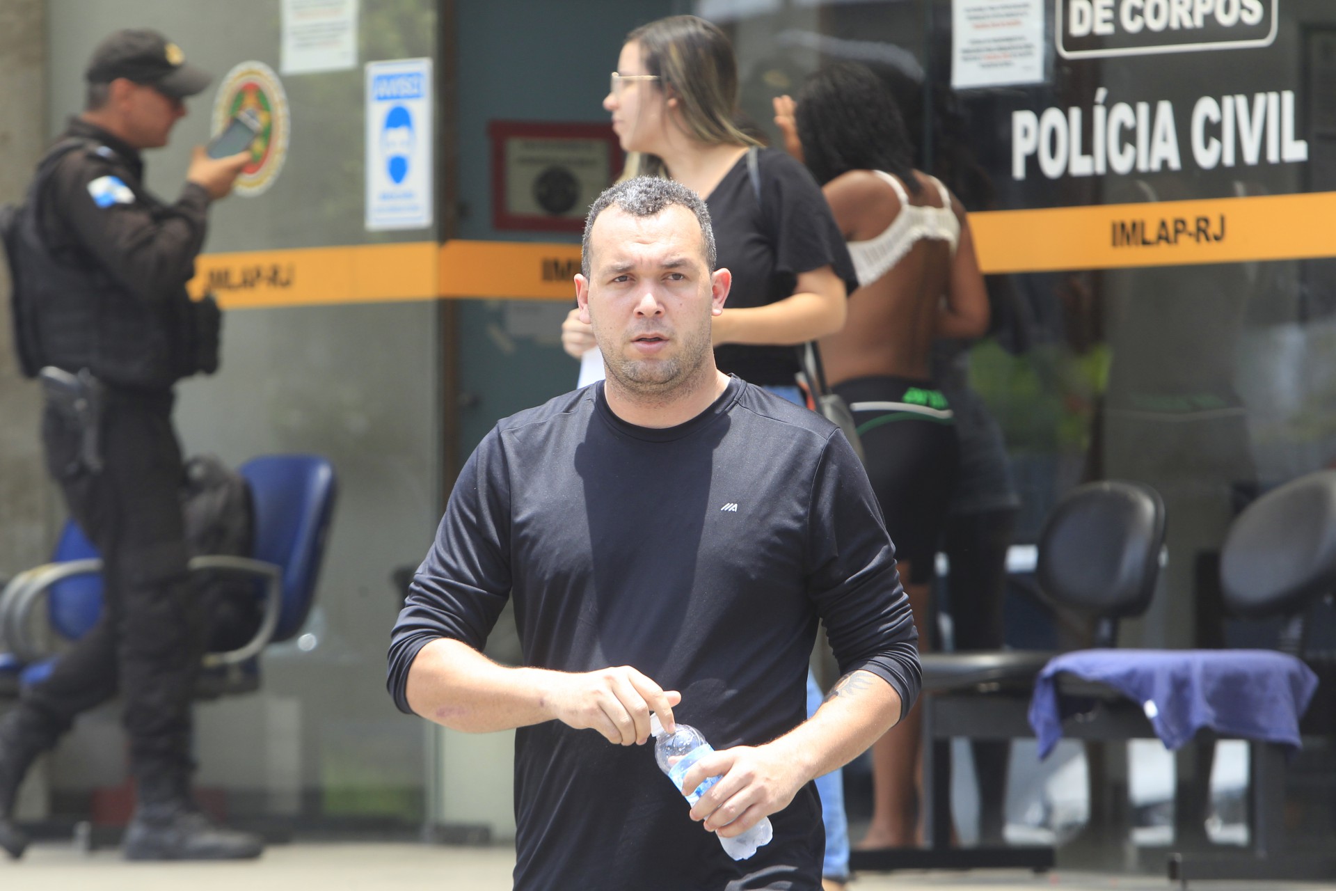 Diogo Lamas, irm&atilde;o do PM Caio Cezar Lamas Cordeiro, de 31 anos, foi at&eacute; o IML liberar o corpo para o sepultamento - Reginaldo Pimenta / Agencia O Dia