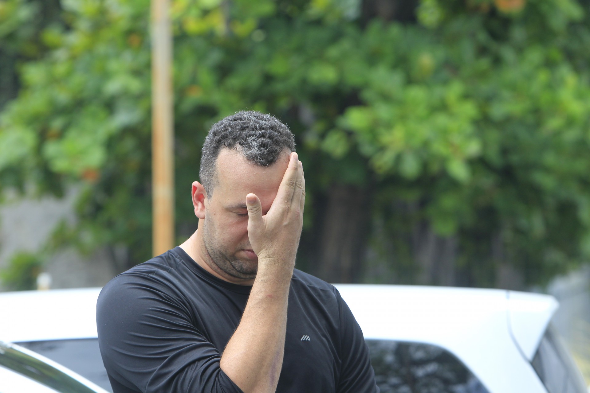 Diogo Lamas, irm&atilde;o do PM Caio Cezar Lamas Cordeiro, de 31 anos, foi at&eacute; o IML liberar o corpo para o sepultamento  - Reginaldo Pimenta / Agencia O Dia