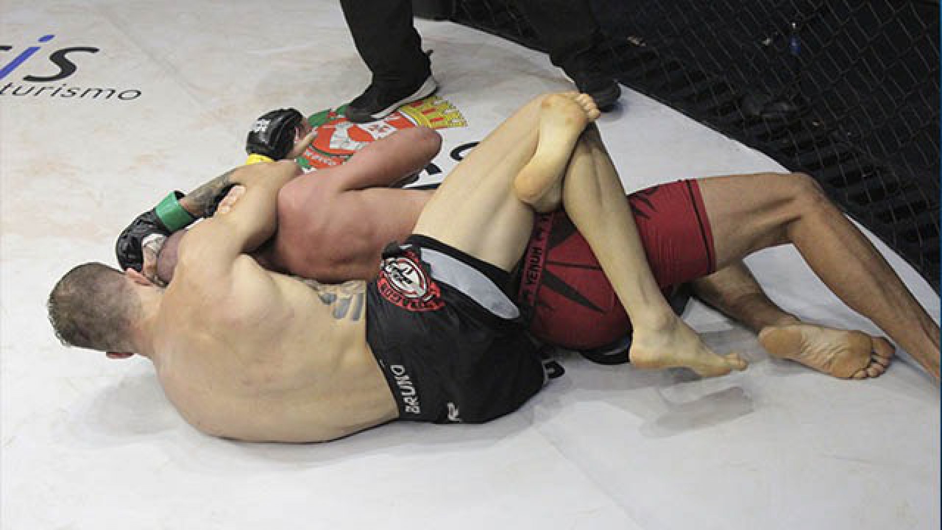 Bruno "Guerra" Fontes (CE) venceu Willian Colorado (SE) por finaliza&ccedil;&atilde;o - (Foto: Divulga&ccedil;&atilde;o Jungle Fight)