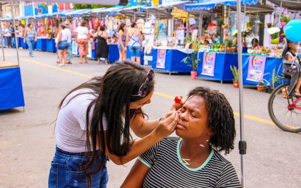 Funcion&aacute;rios da SETRAB municipal ofereceram servi&ccedil;os das &aacute;reas de beleza e sa&uacute;de, como design de sobrancelhas e tran&ccedil;as