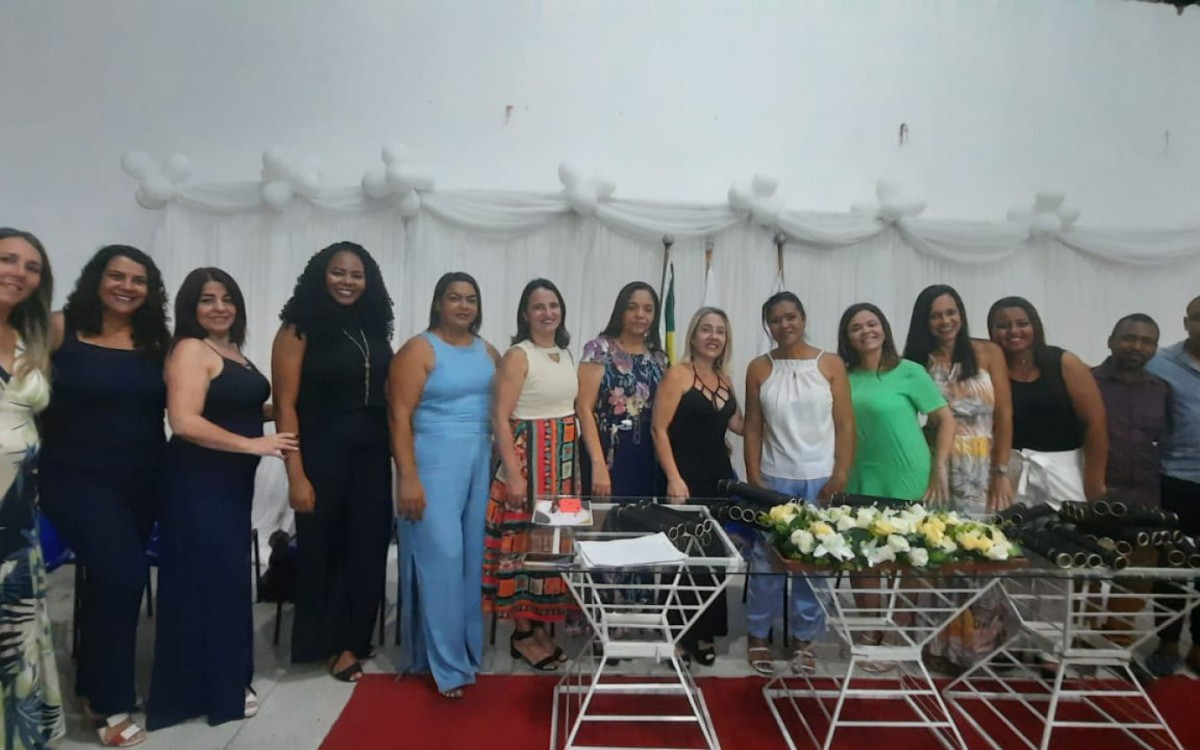 A diretora Sueli Cardoso (camisa branca) com professores, orientadores e coordenadores na festa de formatura da E.M. Am&eacute;lia Ricci Baroni