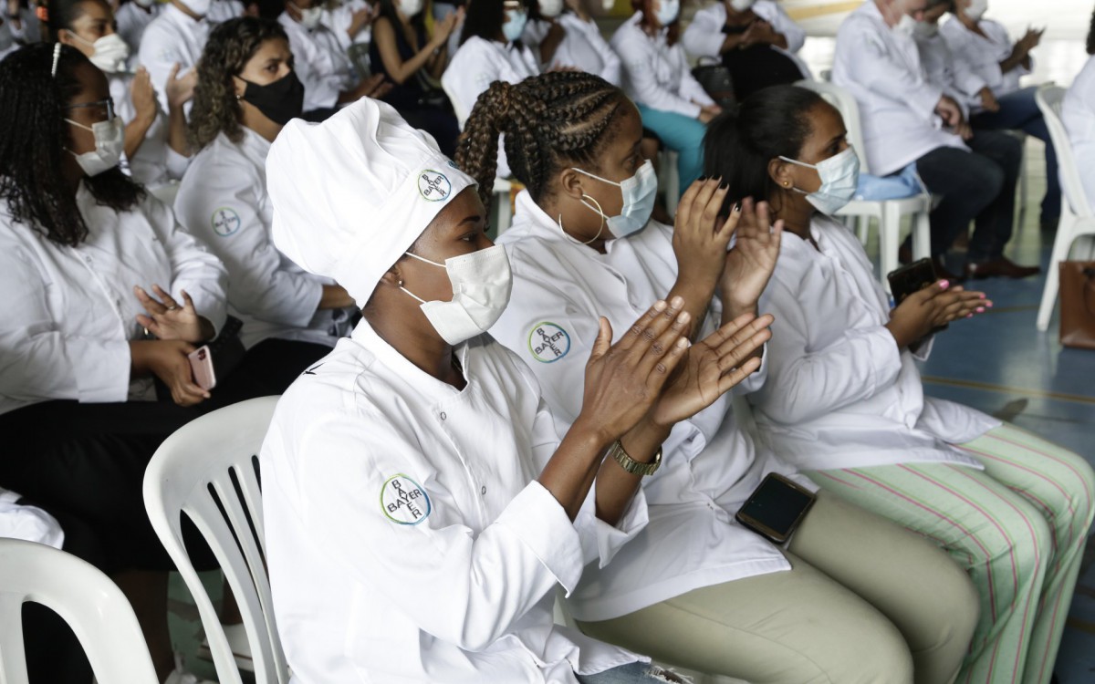 74 profissionais em curso de gastronomia se formaram no projeto Diamantes na Cozinha, na unidade da Bayer, em Belford Roxo
