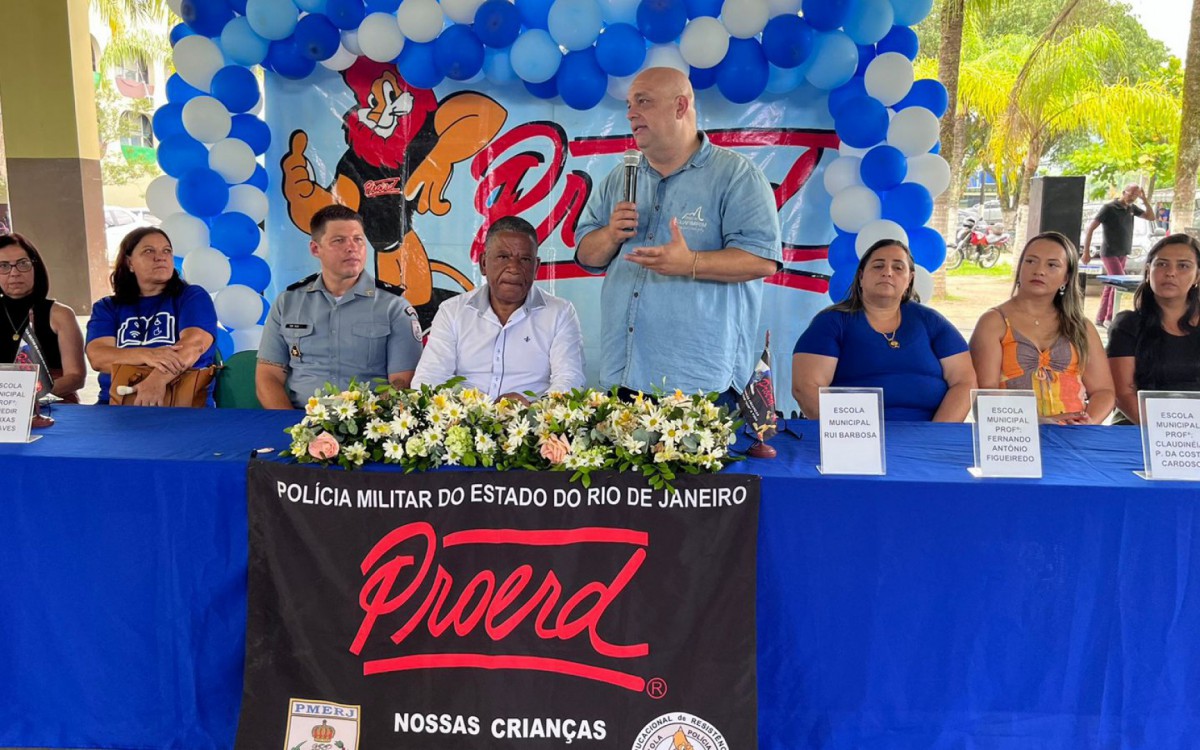 Na mesa est&atilde;o representantes da Prefeitura de Guapimirim e da Pol&iacute;cia Militar