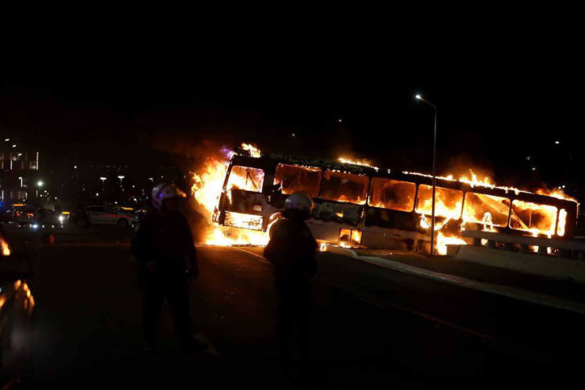 Apoiadores de Bolsonaro incendiaram ônibus no Eixo Monumental, em Brasília - Reprodução: redes sociais