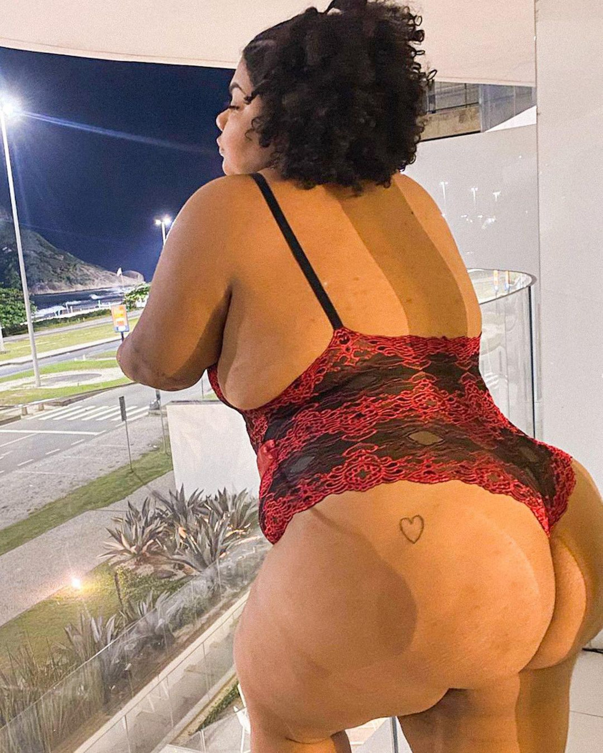 Flora Cruz, filha de Arlindo Cruz, tem o costume de postar fotos ousadas nas redes sociais - Reprodução Internet