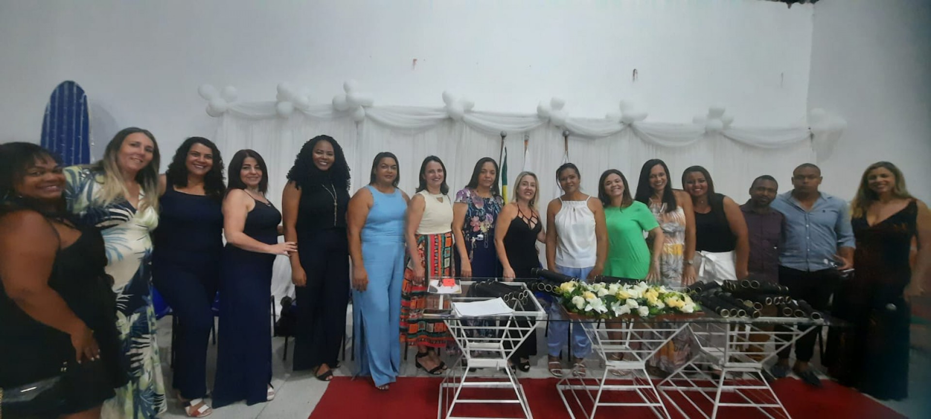 A diretora Sueli Cardoso (camisa branca) com professores, orientadores e coordenadores na festa de formatura da E.M. Amélia Ricci Baroni - Divulgação