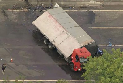 Caminhão tomba e gera engarrafamento na Rodovia Washington Luís, em Caxias