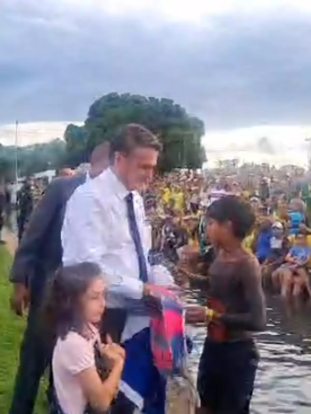 Bolsonaro tirou fotos com filho de indígena antes da prisão pela PF