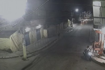 Vídeo: Armada, mulher assalta lanchonete em Caxias, na Baixada Fluminense