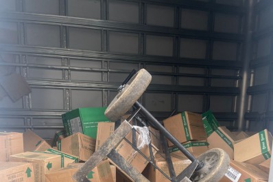 Polícia liberta motorista de caminhão e recupera carga de biscoito roubada na Zona Norte 