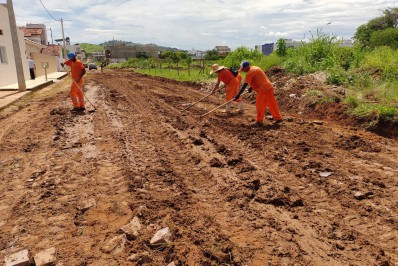 Mutirão da Secretaria de Obras desobstrui ruas tomadas por lamas provocadas por fortes chuvas