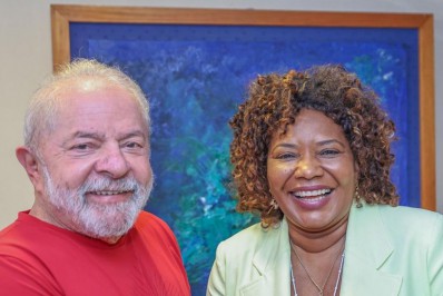 Lula agradece Margareth Menezes após oficializá-la como ministra da Cultura