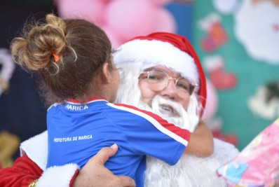 Escola Municipalizada do Retiro recebe visita especial do Papai Noel dos Correios