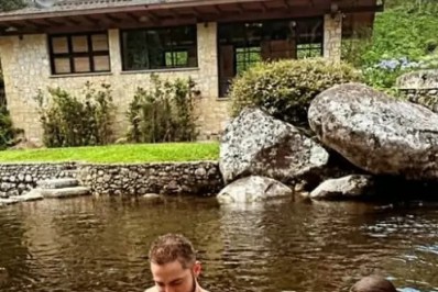 Thales Bretas posta momento fofo com os filhos: 'Recarregando em família'