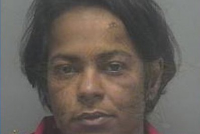 Babá brasileira espanca bebê e é presa nos Estados Unidos 