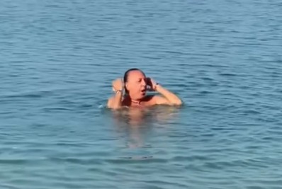 Antes de narrar jogo da Argentina, Galvão Bueno nada no Golfo Pérsico