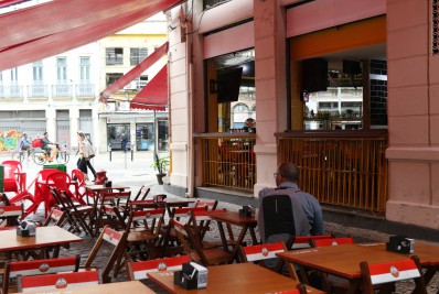 Setor de serviços recua 0,6% em outubro, diz IBGE