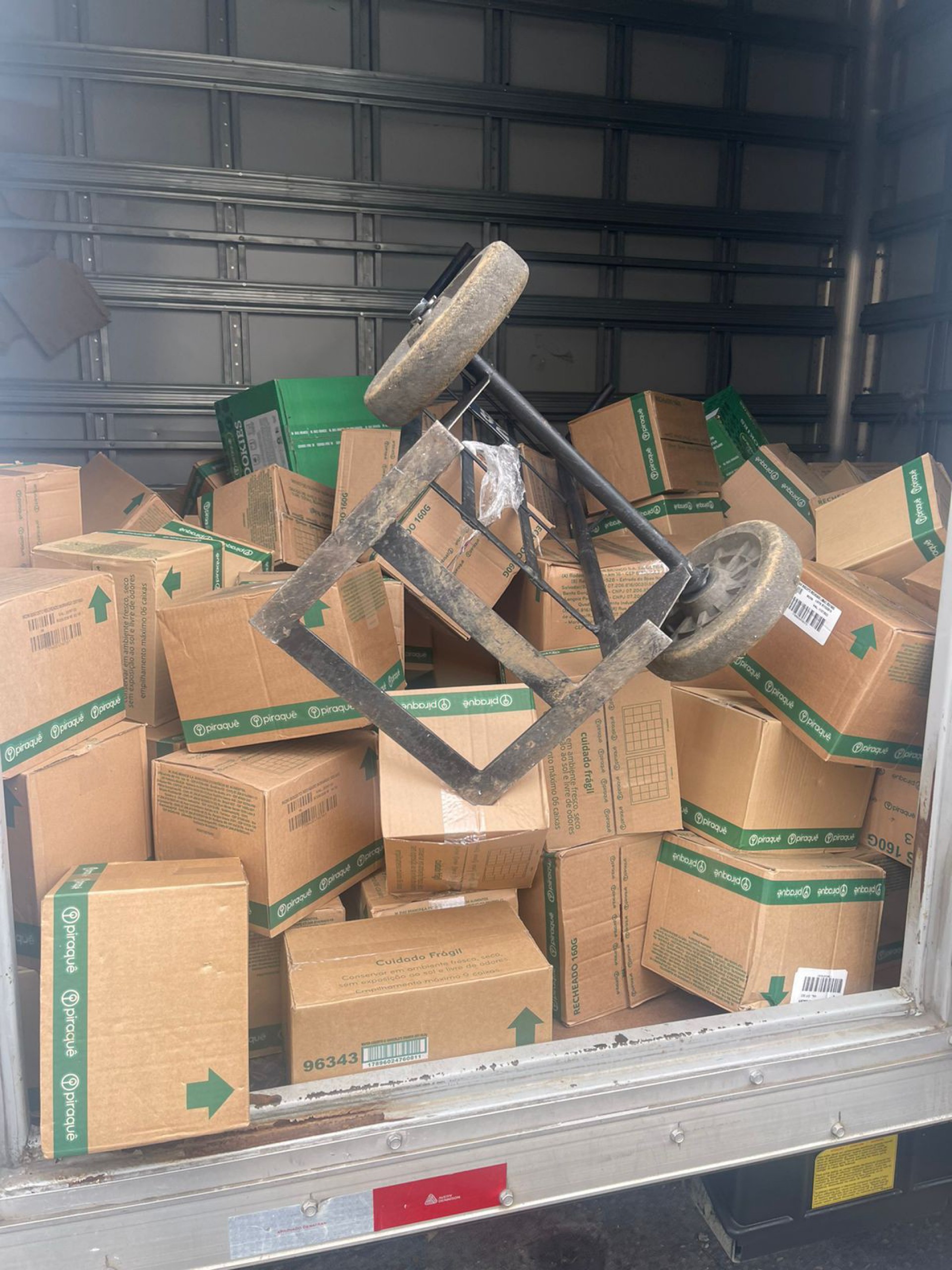 Pol&iacute;cia Militar do 3&ordm; BPM (M&eacute;ier) recuperaram carga de biscoitos avaliada em R$ 26 mil na Zona Norte do Rio