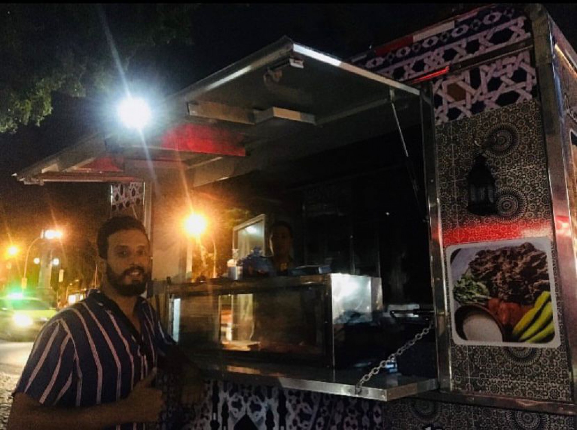 Houssni Eddibess em frente ao trailer 'Do Marrocos' - Foto: Reprodução/Instagram