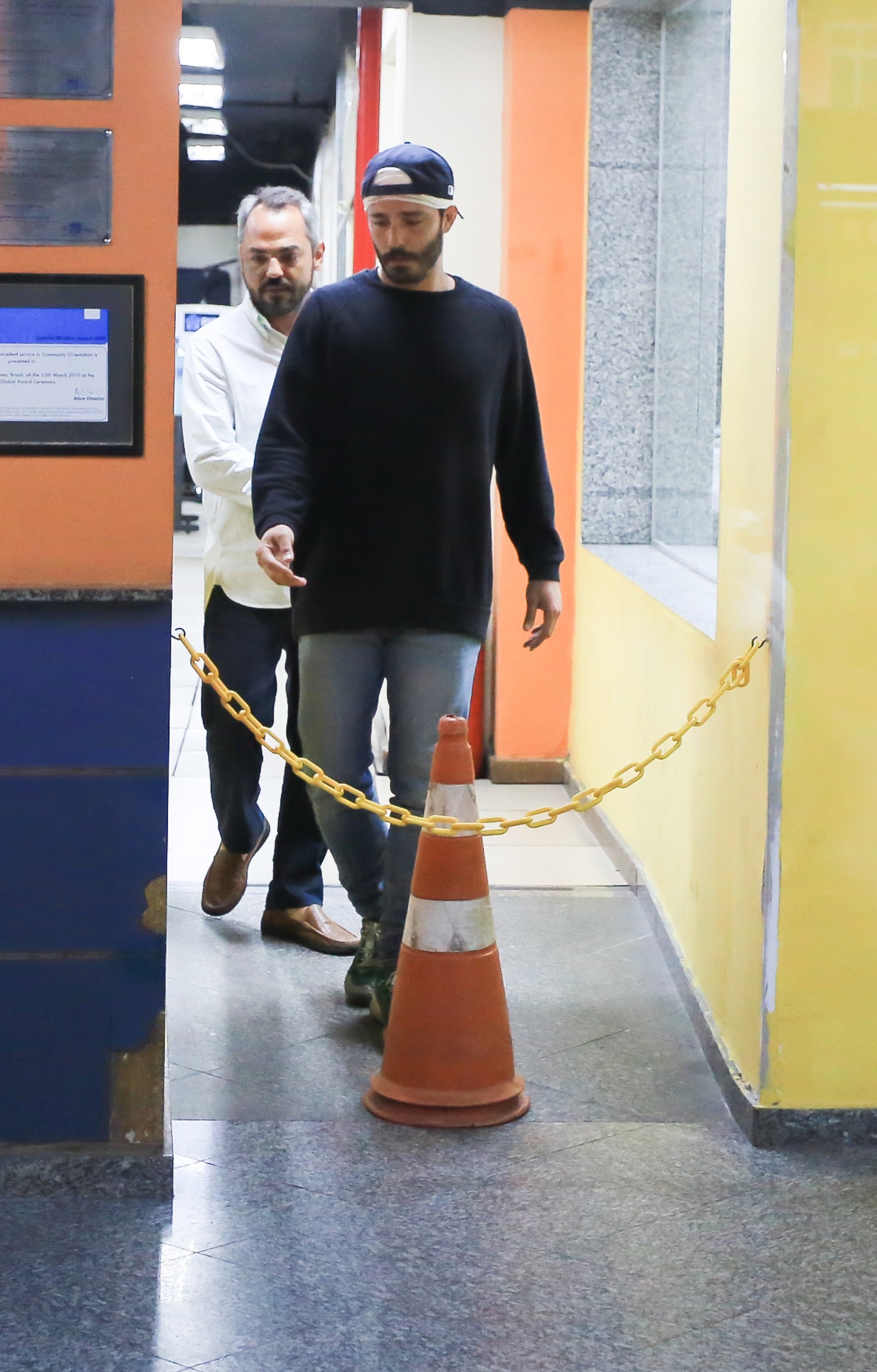 Thiago Rodrigues foi visto deixando a delegacia após prestar depoimento sobre assalto, nesta terça-feira - Fabricio Pioyani / Ag. News