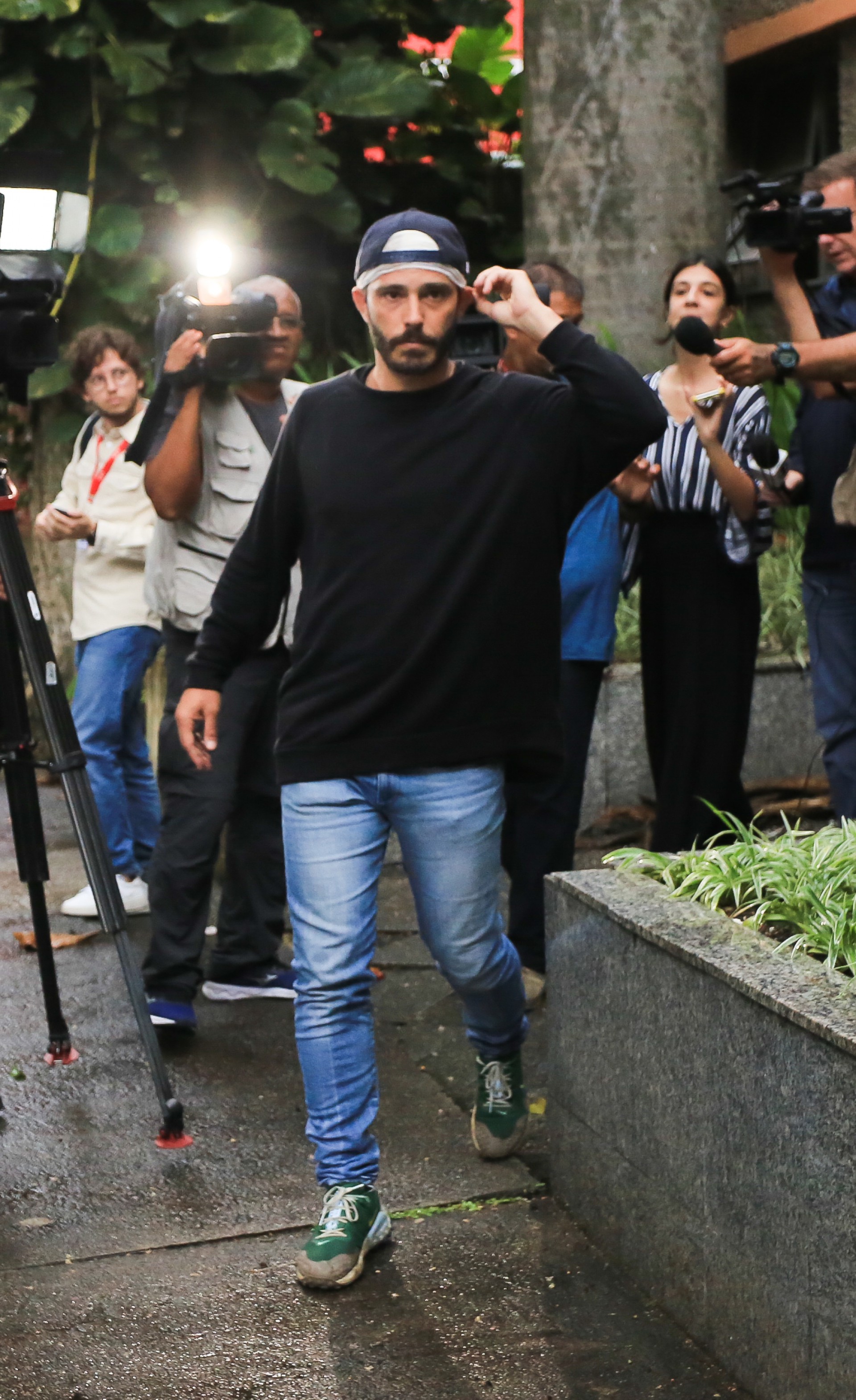 Com boné cobrindo a cabeça enfaixada, Thiago Rodrigues foi visto deixando a delegacia após prestar depoimento - Fabricio Pioyani / Ag. News