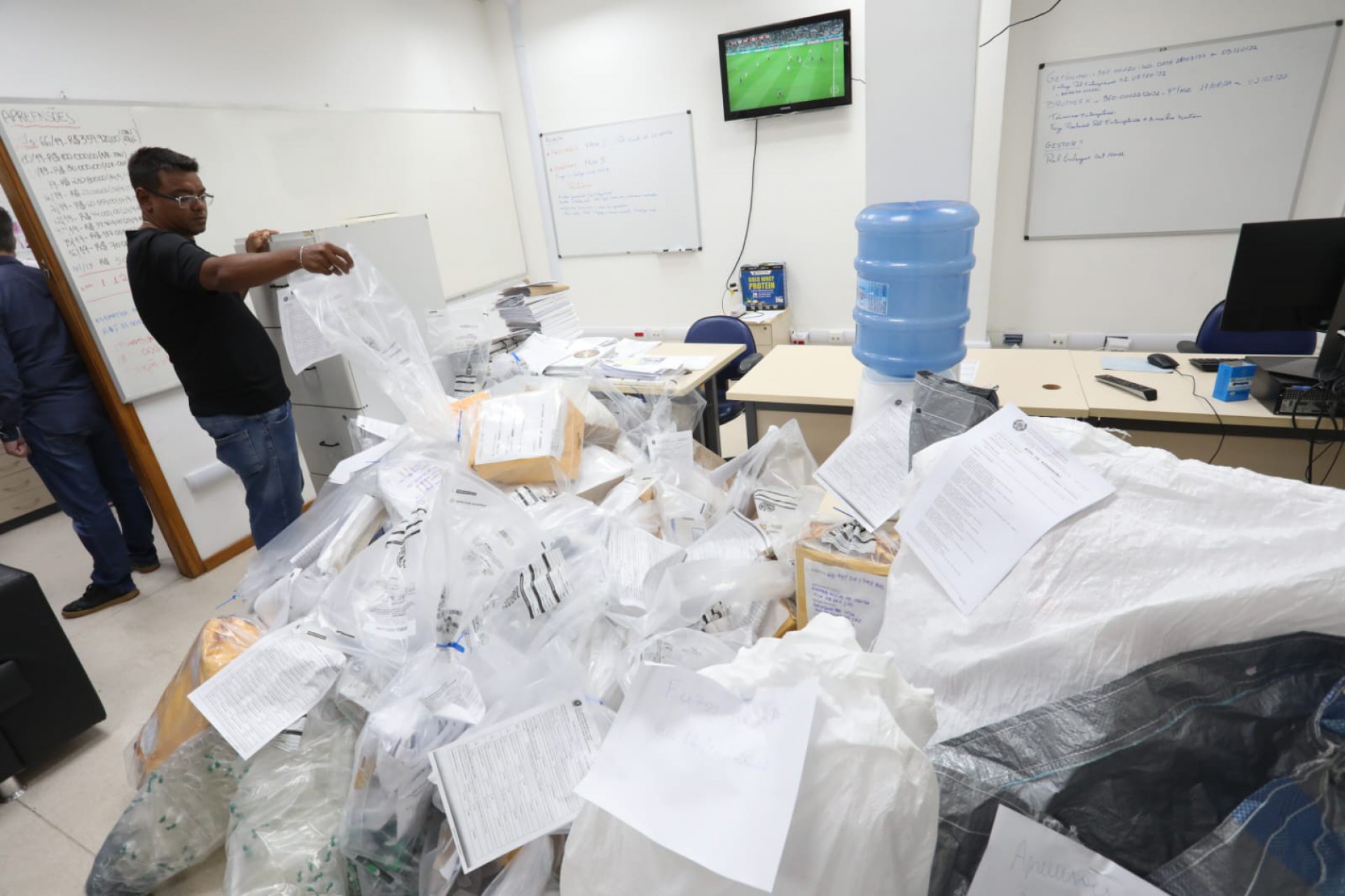 Apreensão de drogas feita pela Polícia Civil no aeroporto, por onde seriam enviadas pelos Correios - Pedro Ivo / Agência O Dia